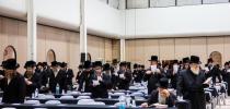 חסידי סקווירא באגריסן פריידיג די רעוואלוציע שפארזאמע חתונה תקנות פראקלאמירט ביי א אסיפה "שמחה בשלמות"