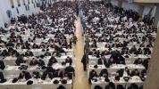 כ"ק אדמו"ר מסאטמאר שליט"א ביים אנקומען צום מעמד לימוד התורה אלץ הכנה צום גרויסארטיגע סיום הש"ס פון חבורת תורתך שעשועי און נאך בילדער