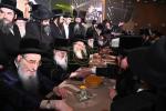 בילדער פון דעם היסטארישן בר מצוה פאר 56 יתומים צוגעשטעלט דורך די "זה לזה" ארגענעזאציע