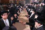 בילדער פון דעם היסטארישן בר מצוה פאר 56 יתומים צוגעשטעלט דורך די "זה לזה" ארגענעזאציע