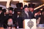 בילדער פון דעם היסטארישן בר מצוה פאר 56 יתומים צוגעשטעלט דורך די "זה לזה" ארגענעזאציע