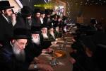 בילדער פון דעם היסטארישן בר מצוה פאר 56 יתומים צוגעשטעלט דורך די "זה לזה" ארגענעזאציע
