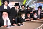 בילדער פון דעם היסטארישן בר מצוה פאר 56 יתומים צוגעשטעלט דורך די "זה לזה" ארגענעזאציע