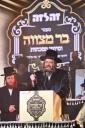 בילדער פון דעם היסטארישן בר מצוה פאר 56 יתומים צוגעשטעלט דורך די "זה לזה" ארגענעזאציע