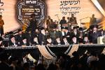 בילדער פון דעם היסטארישן בר מצוה פאר 56 יתומים צוגעשטעלט דורך די "זה לזה" ארגענעזאציע