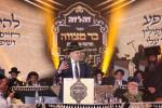 בילדער פון דעם היסטארישן בר מצוה פאר 56 יתומים צוגעשטעלט דורך די "זה לזה" ארגענעזאציע