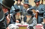 הגאון הגדול רבי שמעון יצחק שלעזינגער שליט"א - חבר הבד"ץ עדה החרדית בירושלים עיה"ק אויף א באזוך ביי כ"ק אדמו"ר מסאטמאר שליט"א בעת די זמני כניסה