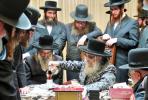 הגאון הגדול רבי שמעון יצחק שלעזינגער שליט"א - חבר הבד"ץ עדה החרדית בירושלים עיה"ק אויף א באזוך ביי כ"ק אדמו"ר מסאטמאר שליט"א בעת די זמני כניסה