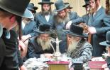 הגאון הגדול רבי שמעון יצחק שלעזינגער שליט"א - חבר הבד"ץ עדה החרדית בירושלים עיה"ק אויף א באזוך ביי כ"ק אדמו"ר מסאטמאר שליט"א בעת די זמני כניסה