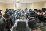 הגאון הגדול רבי שמעון יצחק שלעזינגער שליט"א - חבר הבד"ץ עדה החרדית בירושלים עיה"ק אויף א באזוך ביי כ"ק אדמו"ר מסאטמאר שליט"א בעת די זמני כניסה