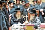 הגאון הגדול רבי שמעון יצחק שלעזינגער שליט"א - חבר הבד"ץ עדה החרדית בירושלים עיה"ק אויף א באזוך ביי כ"ק אדמו"ר מסאטמאר שליט"א בעת די זמני כניסה