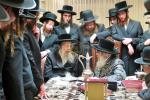 הגאון הגדול רבי שמעון יצחק שלעזינגער שליט"א - חבר הבד"ץ עדה החרדית בירושלים עיה"ק אויף א באזוך ביי כ"ק אדמו"ר מסאטמאר שליט"א בעת די זמני כניסה