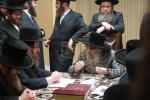 כ"ק אדמו"ר מסאטמאר שליט"א זיצט מיט די וועד טהרות כהנים