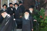 היסטאָרישער געמיינזאַמער אסיפת גדולי תורה וההוראה פון שרי התורה גדולי הרבנים והמורים שליט"א דייני הקהילות רועי עדת ישורון מברר צו זיין דעת תורה הברורה להמצפים לזרע של קיימא