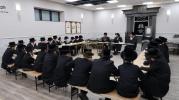 הגה"צ אב"ד צאנז ארה"ב שליט"א בן כ"ק אדמו"ר מצאנז שליט"א באזוכט אין ת"ת צאנז מאנסי און אין בית המדרש אין לעיקוואד וואס מען ארבעט צו איבערבויען.