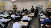 הגה"צ אב"ד צאנז ארה"ב שליט"א בן כ"ק אדמו"ר מצאנז שליט"א באזוכט אין ת"ת צאנז מאנסי און אין בית המדרש אין לעיקוואד וואס מען ארבעט צו איבערבויען.