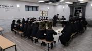 הגה"צ אב"ד צאנז ארה"ב שליט"א בן כ"ק אדמו"ר מצאנז שליט"א באזוכט אין ת"ת צאנז מאנסי און אין בית המדרש אין לעיקוואד וואס מען ארבעט צו איבערבויען.