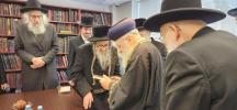 הגאון הרב יצחק יוסף שליט"א ביי אסיפת רבנים מיט ראב"ד סקווירא שליט"א ביי וועד העיר אין מאנטריאל