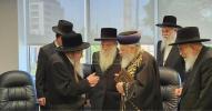 הגאון הרב יצחק יוסף שליט"א ביי אסיפת רבנים מיט ראב"ד סקווירא שליט"א ביי וועד העיר אין מאנטריאל