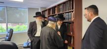הגאון הרב יצחק יוסף שליט"א ביי אסיפת רבנים מיט ראב"ד סקווירא שליט"א ביי וועד העיר אין מאנטריאל