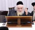 כ"ק גאב"ד ירושלים שליט"א ביים איבערגעבן די וועכנטליכע חומש שיעור אין ענגליש פאר אמעריקאנע אידן
