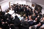כ"ק גאב"ד ירושלים שליט"א ביים איבערגעבן די וועכנטליכע חומש שיעור אין ענגליש פאר אמעריקאנע אידן
