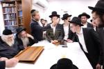 כ"ק גאב"ד ירושלים שליט"א ביים איבערגעבן די וועכנטליכע חומש שיעור אין ענגליש פאר אמעריקאנע אידן