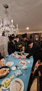 כ"ק אדמו"ר מראחמסטריווקא שליט"א פון לעיקוואוד באטייליגט זיך אין די שבע ברכות פאר די טאכטער ​​פון רבי שמעון גרינוואלד, וועלכער האט געדינט אלס דער געטרייער גבאי פונעם ראחמסטריווקא רבי ז"ל.