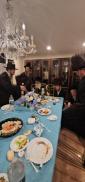 כ"ק אדמו"ר מראחמסטריווקא שליט"א פון לעיקוואוד באטייליגט זיך אין די שבע ברכות פאר די טאכטער ​​פון רבי שמעון גרינוואלד, וועלכער האט געדינט אלס דער געטרייער גבאי פונעם ראחמסטריווקא רבי ז"ל.