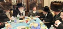 כ"ק אדמו"ר מראחמסטריווקא שליט"א פון לעיקוואוד באטייליגט זיך אין די שבע ברכות פאר די טאכטער ​​פון רבי שמעון גרינוואלד, וועלכער האט געדינט אלס דער געטרייער גבאי פונעם ראחמסטריווקא רבי ז"ל.