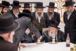 כ"ק אדמו"ר ממונקאטש שליט"א באזוכט ביי כ"ק אדמו"ר מגור שליט"א אין מאנסי