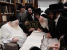 הרה"צ ר' אהרן קאהן אב"ד תולדות אהרן מאנסי שליט"א וואונטשט זיך ביי כ"ק גאב"ד ירושלים שליט"א לרגל די חתונה פון א זוהן