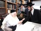 הרה"צ ר' אהרן קאהן אב"ד תולדות אהרן מאנסי שליט"א וואונטשט זיך ביי כ"ק גאב"ד ירושלים שליט"א לרגל די חתונה פון א זוהן