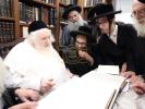 הרה"צ ר' אהרן קאהן אב"ד תולדות אהרן מאנסי שליט"א וואונטשט זיך ביי כ"ק גאב"ד ירושלים שליט"א לרגל די חתונה פון א זוהן