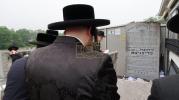 הגה"צ אב"ד צאנז ארה"ב איז מתפלל ביים ציון פון הייליגן ריבניצער זי"ע