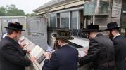 הגה"צ אב"ד צאנז ארה"ב איז מתפלל ביים ציון פון הייליגן ריבניצער זי"ע
