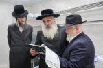 כ"ק אדמו"ר מדושינסקיא שליט"א ביי קביעת מזוזה ביי די נייע זאל אין מיידל שולע "בנות אסתר" דושינסקיא ירושלים