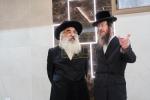 כ"ק אדמו"ר מדושינסקיא שליט"א ביי קביעת מזוזה ביי די נייע זאל אין מיידל שולע "בנות אסתר" דושינסקיא ירושלים