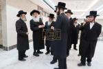 כ"ק אדמו"ר מדושינסקיא שליט"א ביי קביעת מזוזה ביי די נייע זאל אין מיידל שולע "בנות אסתר" דושינסקיא ירושלים
