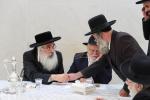כ"ק אדמו"ר מדושינסקיא שליט"א ביי קביעת מזוזה ביי די נייע זאל אין מיידל שולע "בנות אסתר" דושינסקיא ירושלים