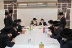 כ"ק אדמו"ר מדושינסקיא שליט"א ביי קביעת מזוזה ביי די נייע זאל אין מיידל שולע "בנות אסתר" דושינסקיא ירושלים