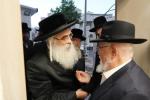 כ"ק אדמו"ר מדושינסקיא שליט"א ביי קביעת מזוזה ביי די נייע זאל אין מיידל שולע "בנות אסתר" דושינסקיא ירושלים