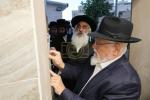 כ"ק אדמו"ר מדושינסקיא שליט"א ביי קביעת מזוזה ביי די נייע זאל אין מיידל שולע "בנות אסתר" דושינסקיא ירושלים