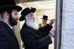 כ"ק אדמו"ר מדושינסקיא שליט"א ביי קביעת מזוזה ביי די נייע זאל אין מיידל שולע "בנות אסתר" דושינסקיא ירושלים