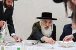 כ"ק אדמו"ר מדושינסקיא שליט"א ביי קביעת מזוזה ביי די נייע זאל אין מיידל שולע "בנות אסתר" דושינסקיא ירושלים