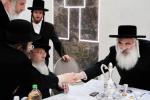 כ"ק אדמו"ר מדושינסקיא שליט"א ביי קביעת מזוזה ביי די נייע זאל אין מיידל שולע "בנות אסתר" דושינסקיא ירושלים