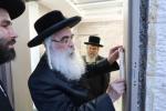 כ"ק אדמו"ר מדושינסקיא שליט"א ביי קביעת מזוזה ביי די נייע זאל אין מיידל שולע "בנות אסתר" דושינסקיא ירושלים