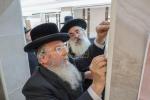 כ"ק אדמו"ר מדושינסקיא שליט"א ביי קביעת מזוזה ביי די נייע זאל אין מיידל שולע "בנות אסתר" דושינסקיא ירושלים