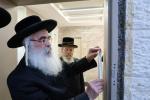 Main image for כ"ק אדמו"ר מדושינסקיא שליט"א ביי קביעת מזוזה ביי די נייע זאל אין מיידל שולע "בנות אסתר" דושינסקיא ירושלים