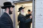 כ"ק אדמו"ר מדושינסקיא שליט"א ביי קביעת מזוזה ביי די נייע זאל אין מיידל שולע "בנות אסתר" דושינסקיא ירושלים